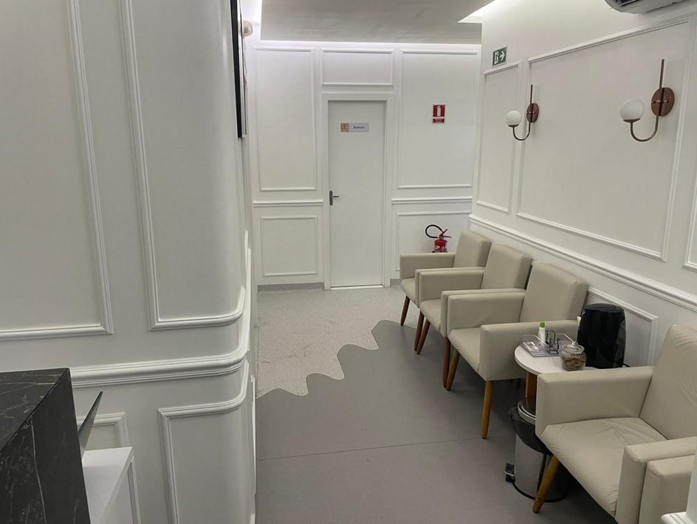Sala de espera — consultório da Dra. Caroline Oliveira em Manaus
