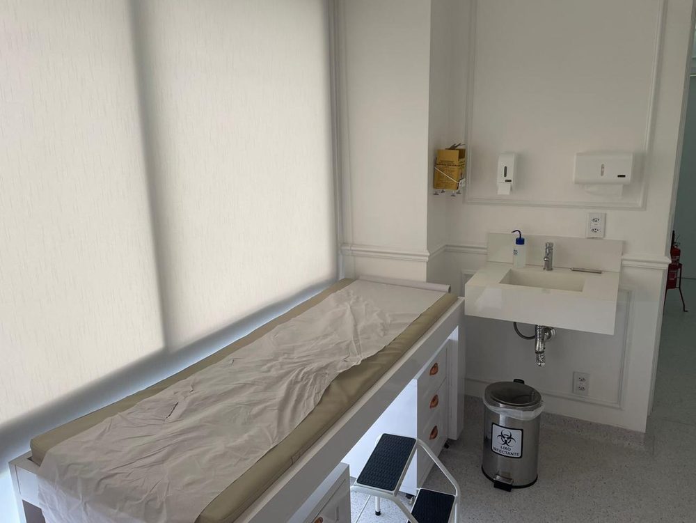 Sala de exame — consultório da Dra. Caroline Oliveira em Manaus